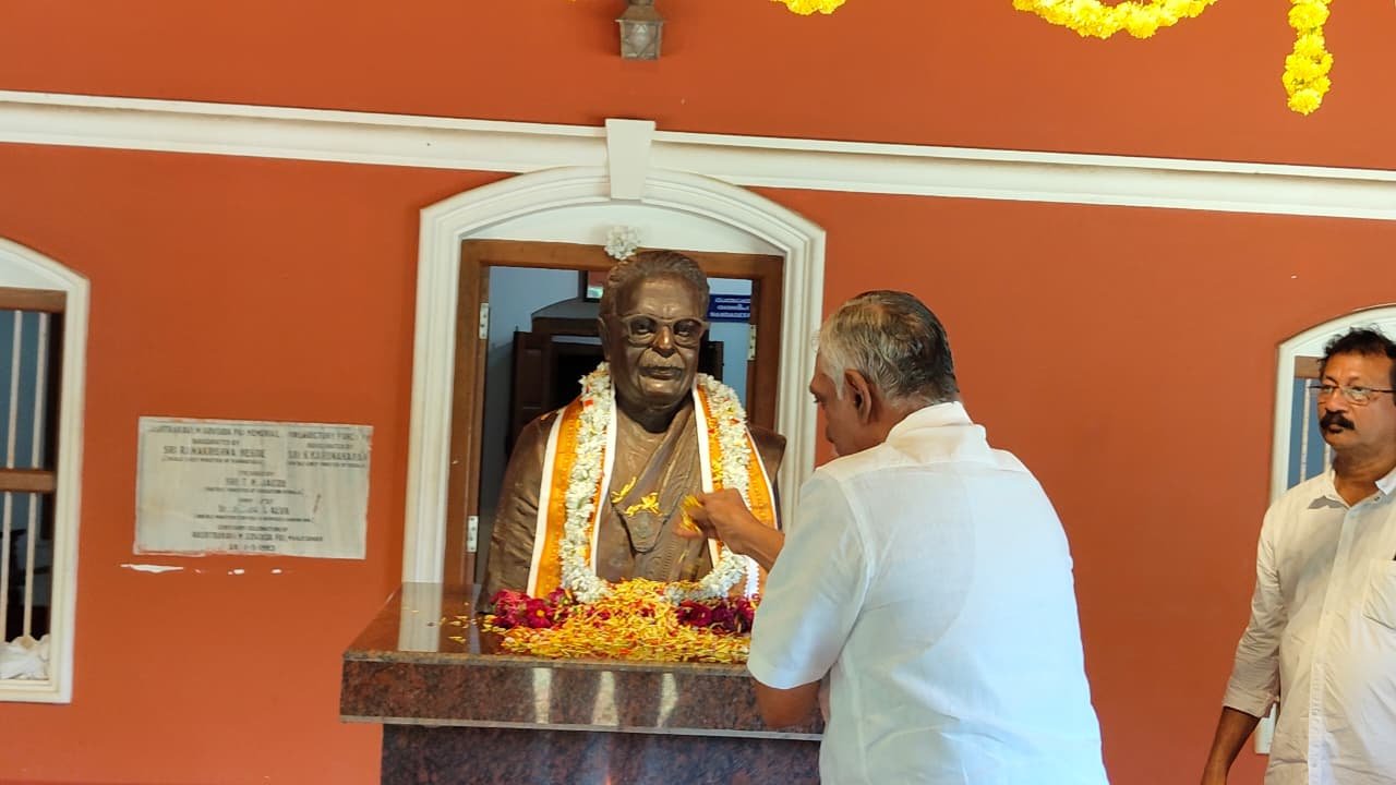 A guest offering flowers at the poet's statue