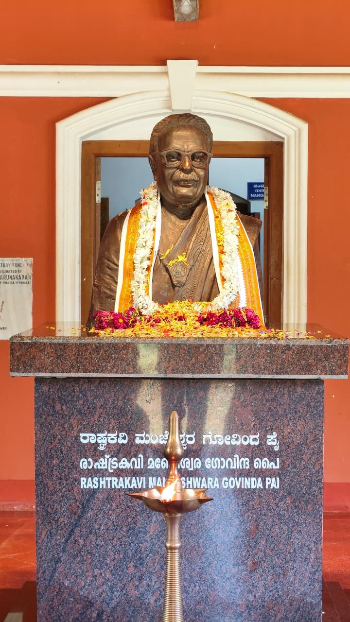The flower-adorned statue of Rashtrakavi Manjeshwar Govinda Pai