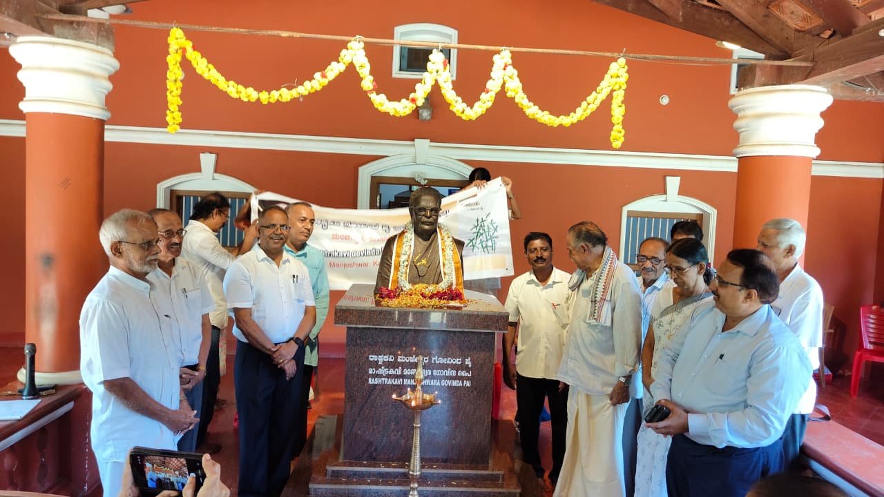 Trust members standing beside the statue of Rashtrakavi Manjeshwar Govinda Pai