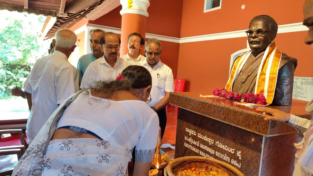 A guest taking part in the lamp-lighting ceremony