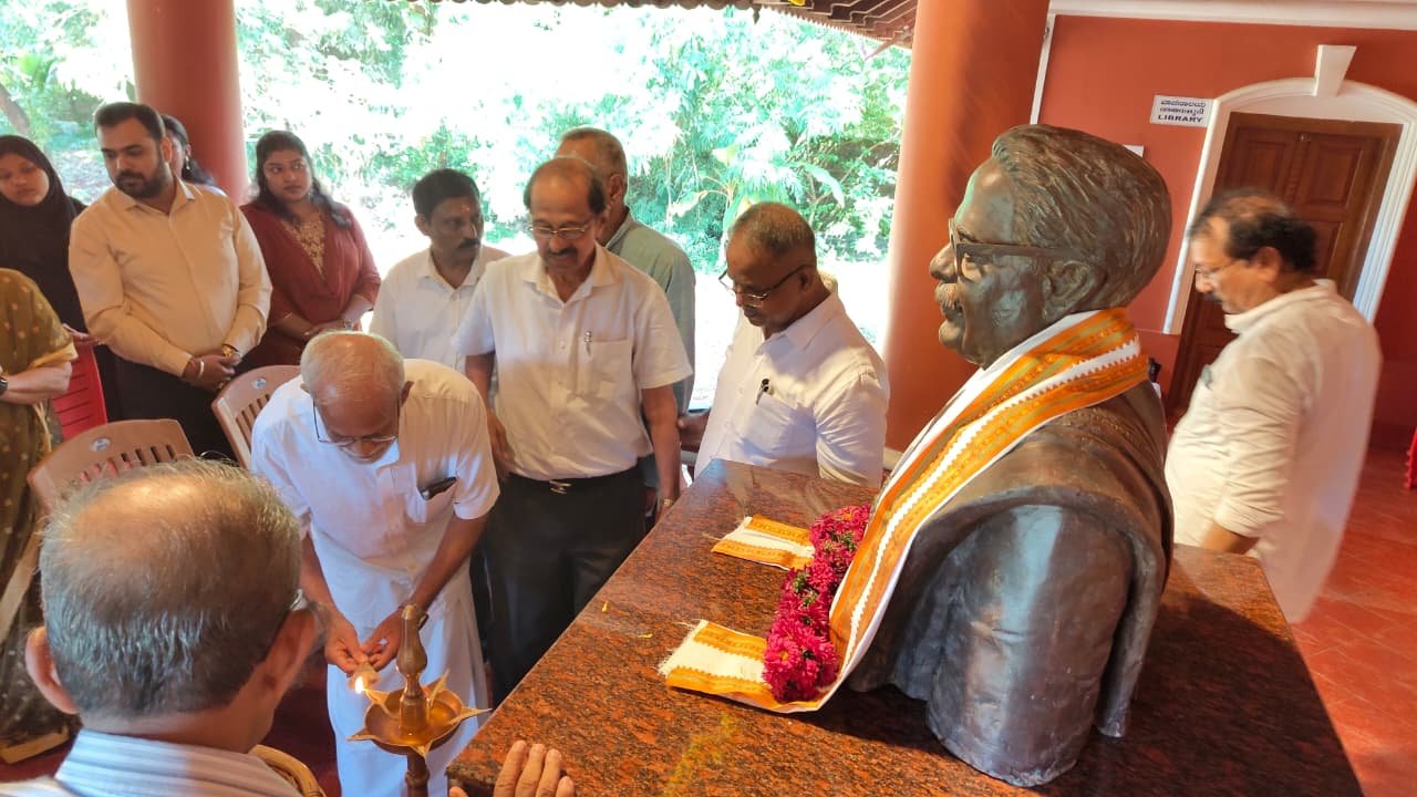 Guests offering flowers at the statue of Rashtrakavi Manjeshwar Govinda Pai