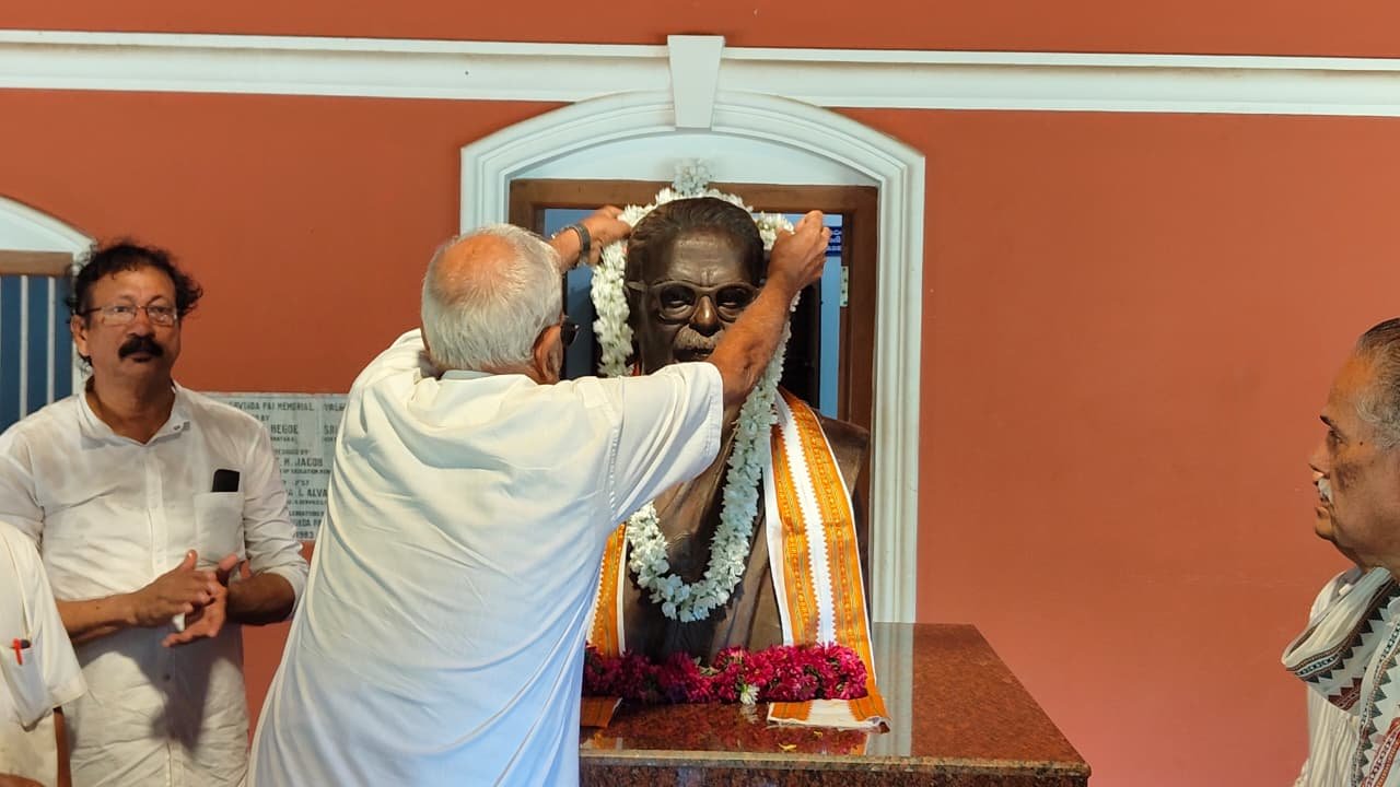 A guest placing a garland on the statue of Rashtrakavi Manjeshwar Govinda Pai