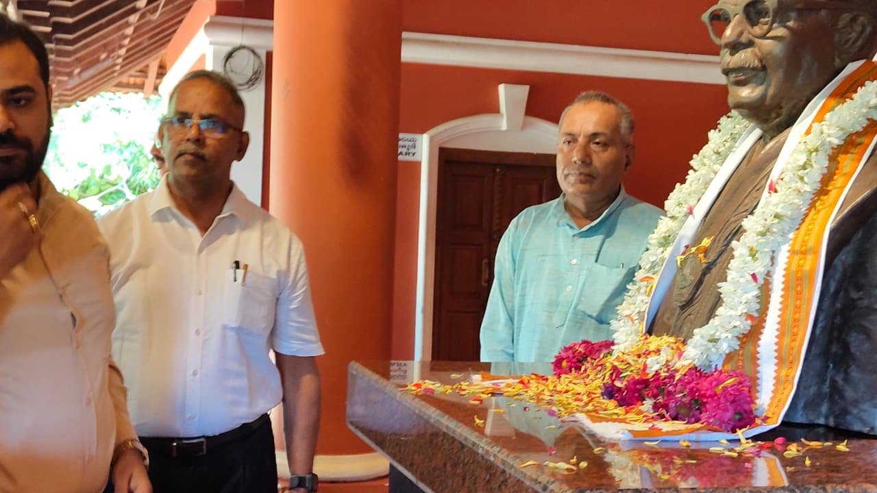 Floral tributes at the statue of Rashtrakavi Manjeshwar Govinda Pai