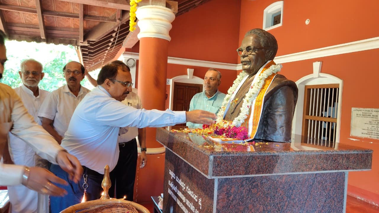 A guest offering flower petals at the poet's statue